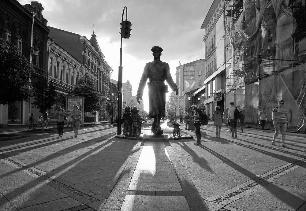 Широко шагая