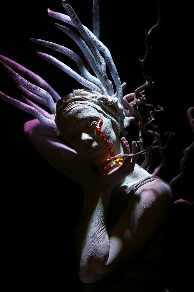 Плачущая янтарем. She cries by amber