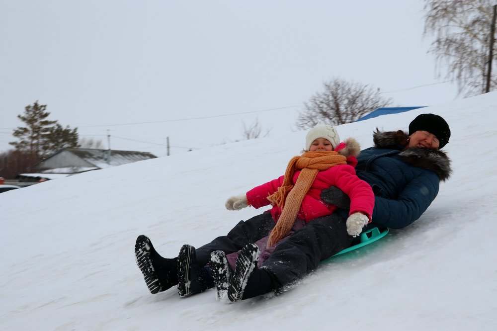 Мчимся весело на санках, на «ватрушках» и ледянках...