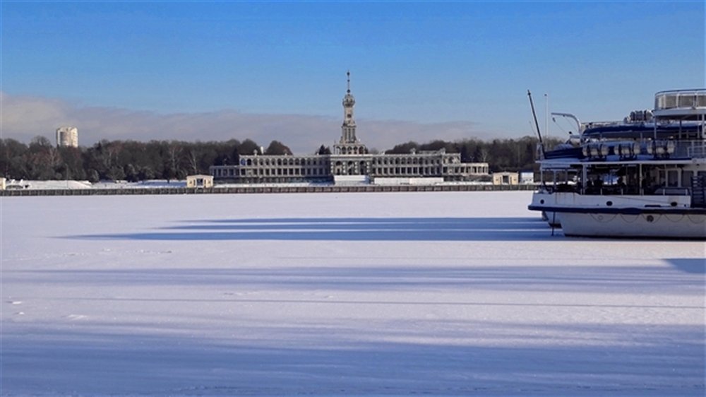 Тени: параллельные...длинные...синие...