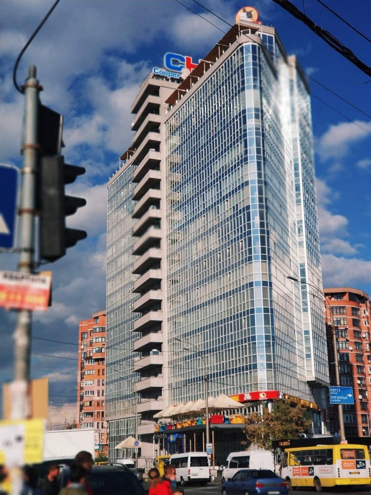 Пересекая одну из улиц в Киеве.