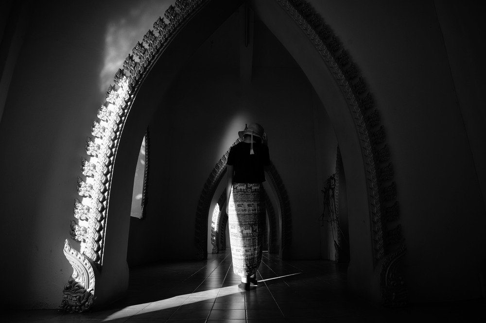 Embracing Between Light and Shadow