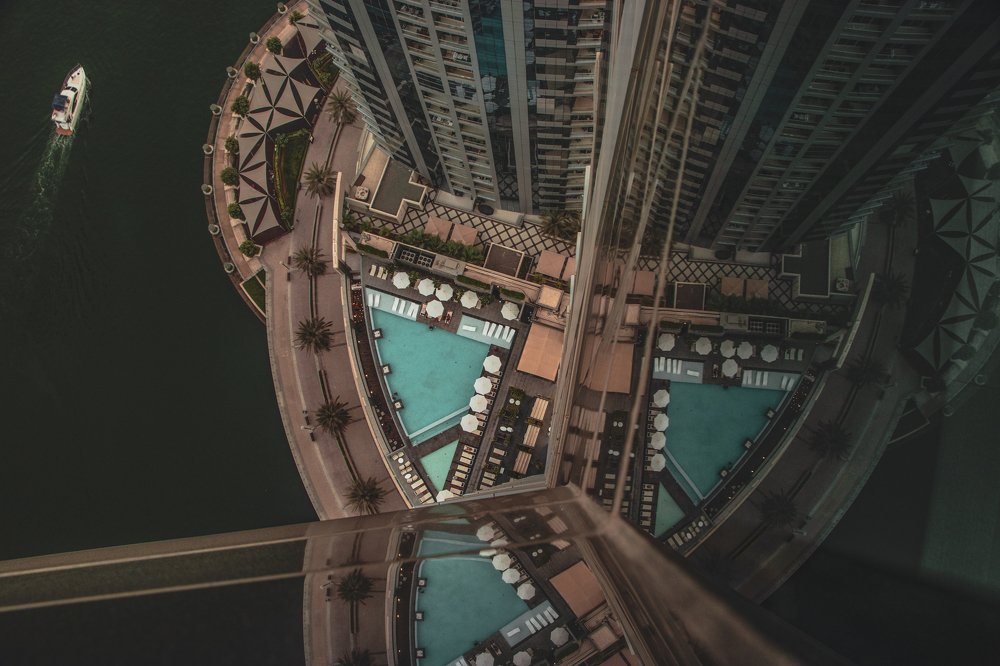 The insane glass reflections!!!