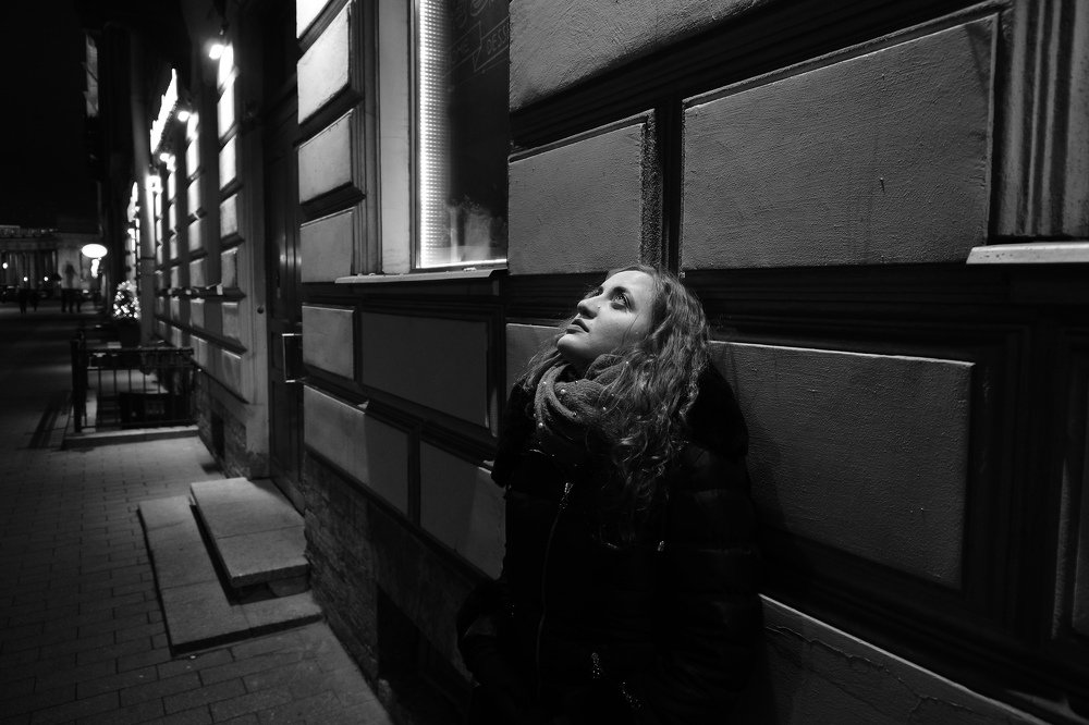 Девушка у стены