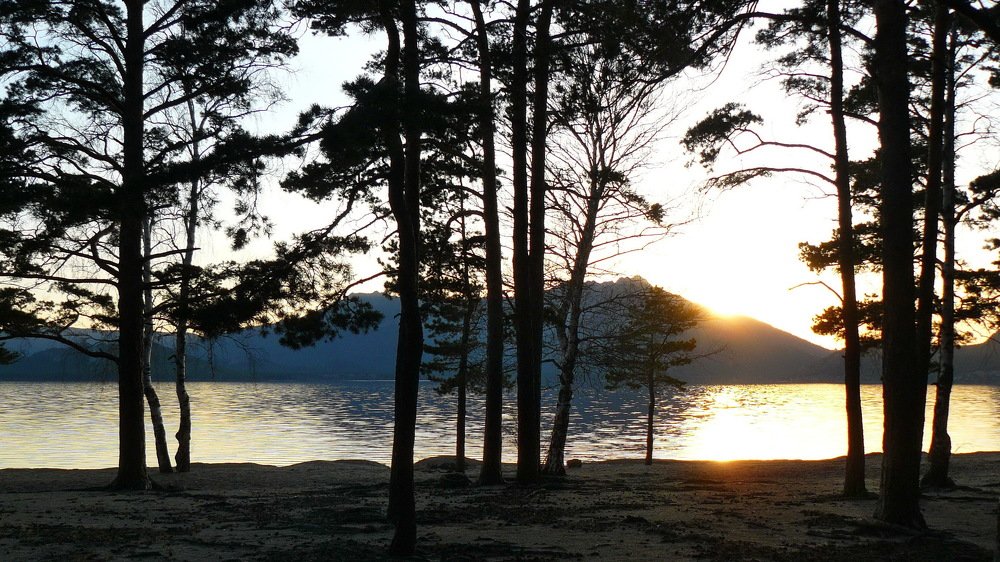 Закат за озером и горами