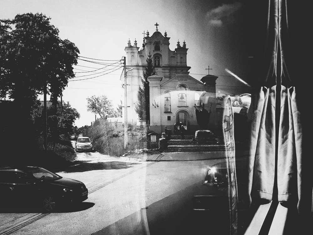 На перекрёстке.