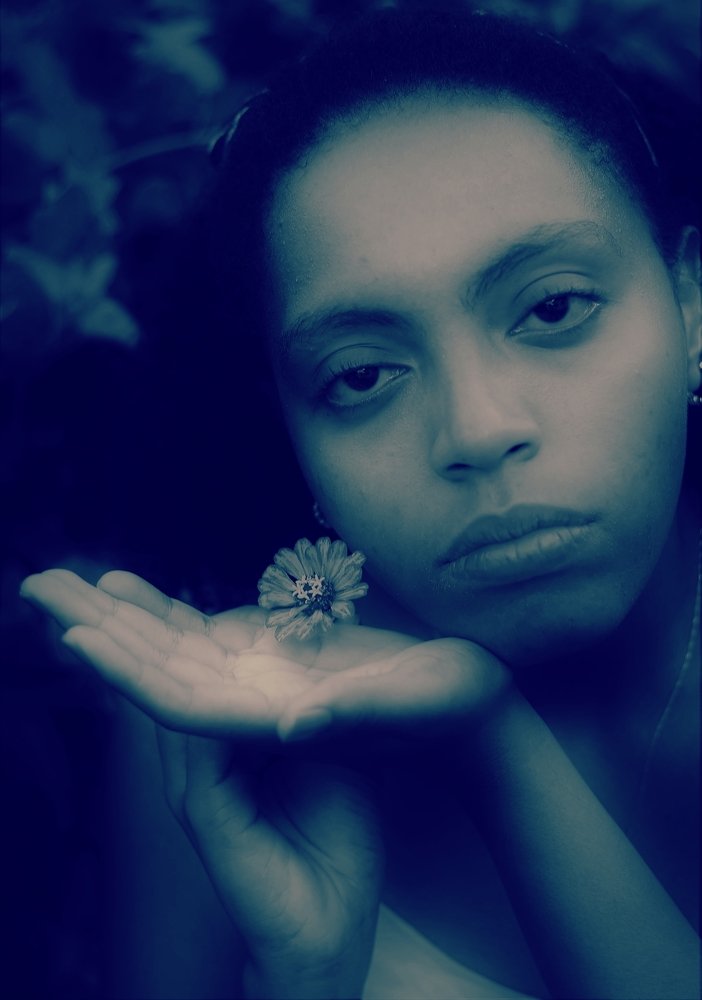 A moça e a flor