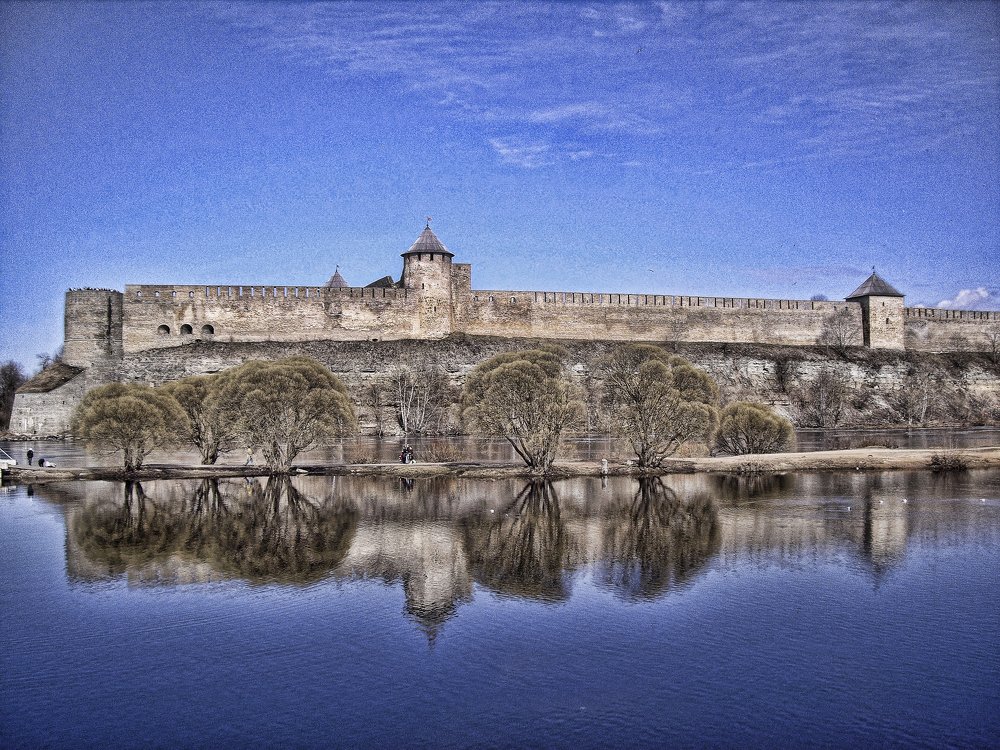 Весна у подножия крепости
