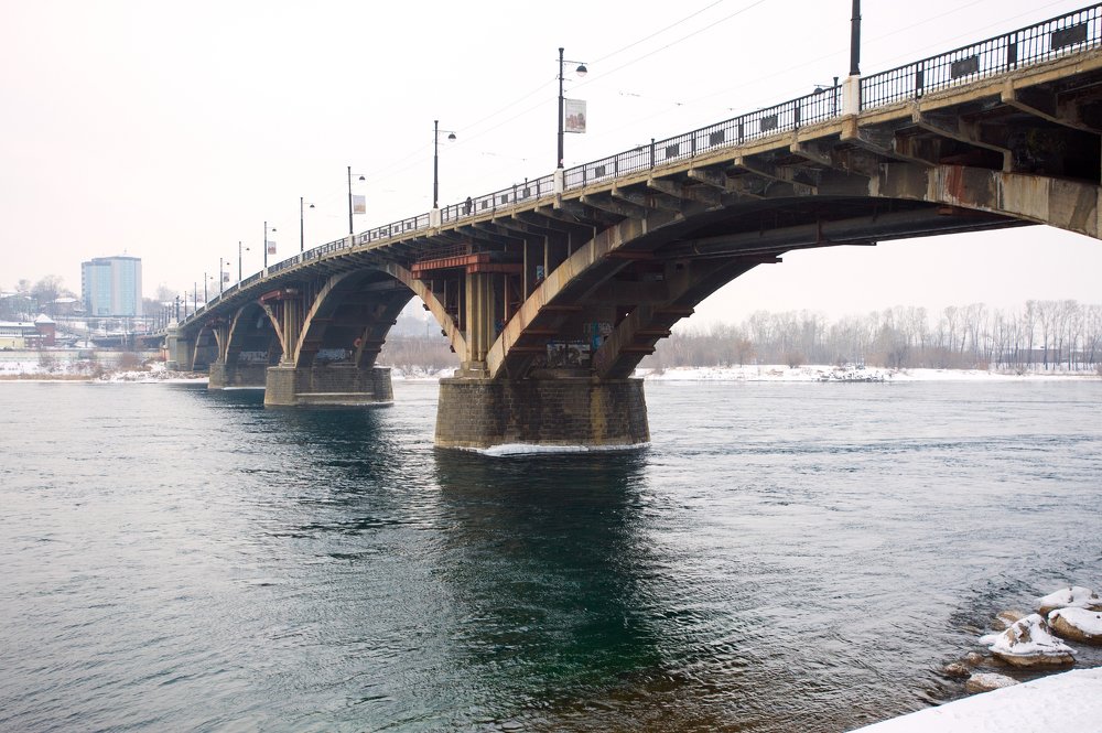 Старый Глазковский мост через Ангару в городе Иркутске в декабре.