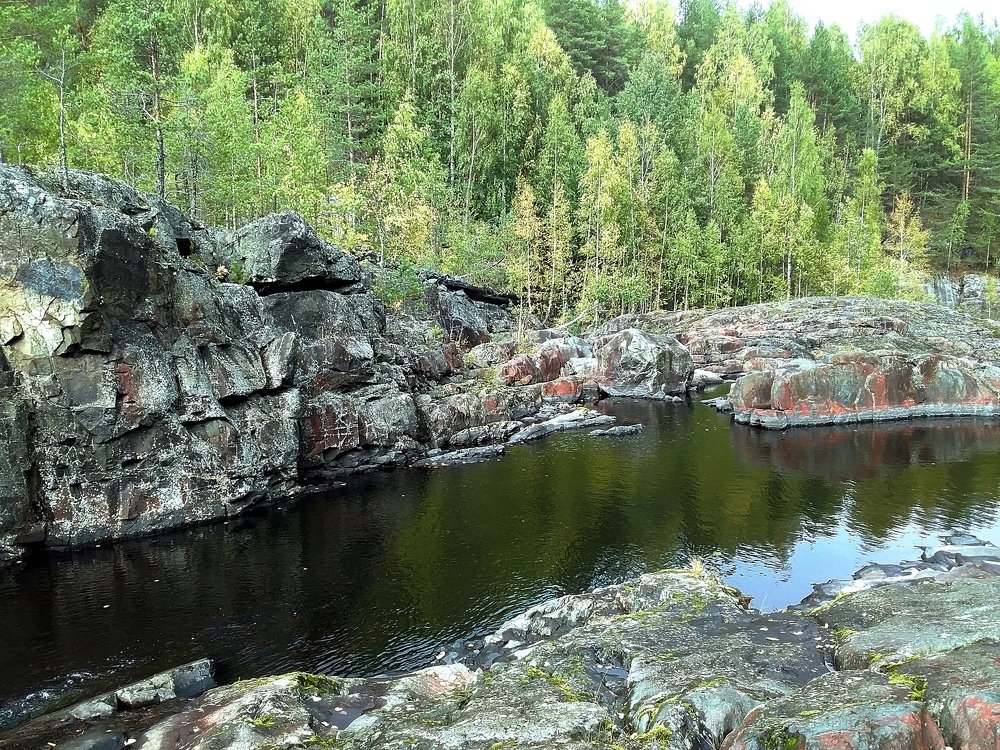 Каменное русло реки Суна . карелия