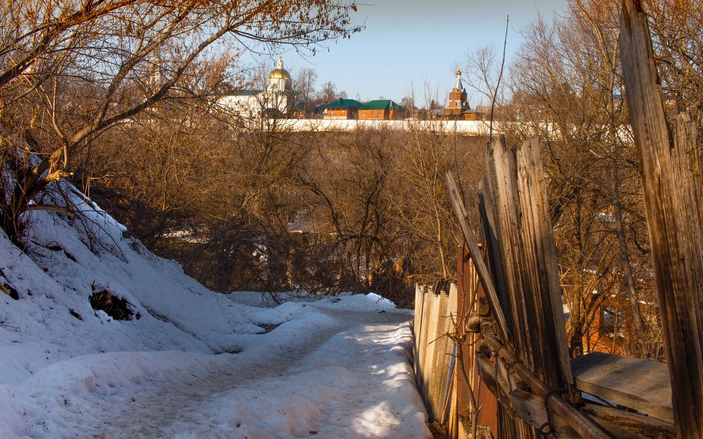 вид на монастырь с улочки