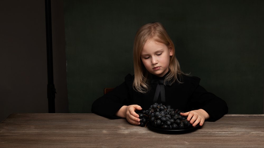Девочка с виноградом