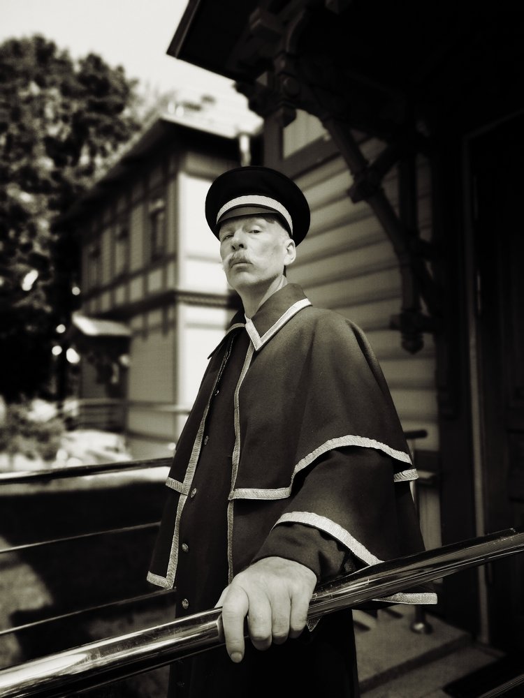 A haughty look.Надменный взгляд.