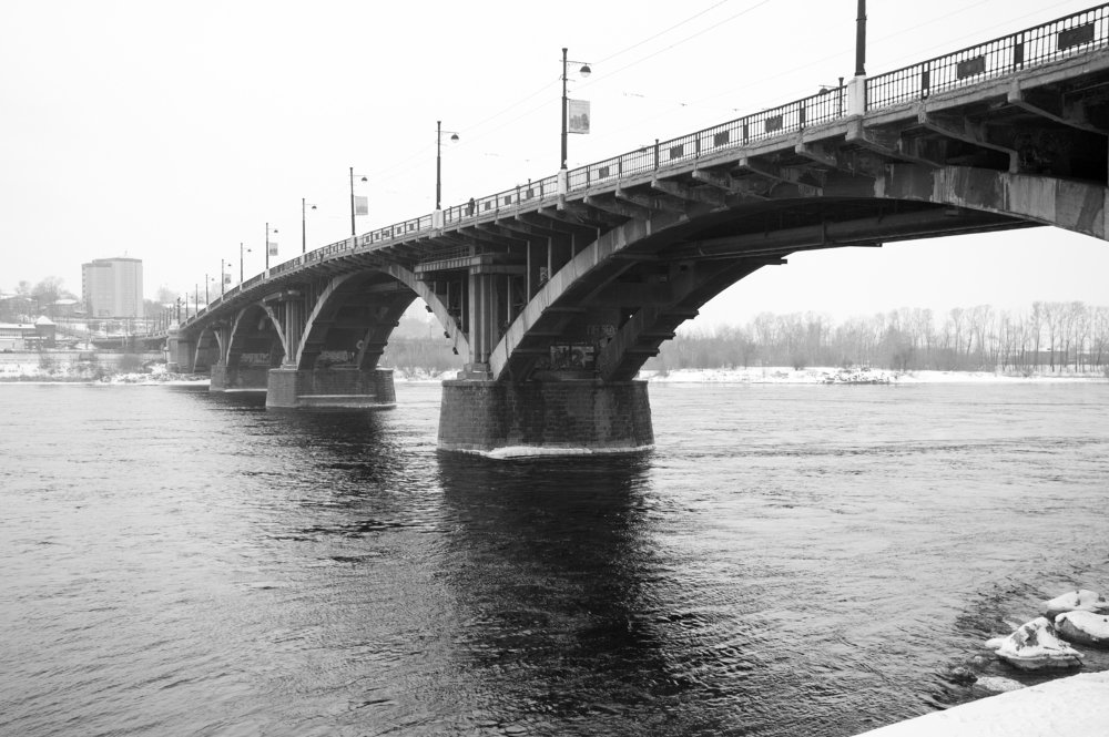 Старый Глазковский мост через Ангару в городе Иркутске в декабре.