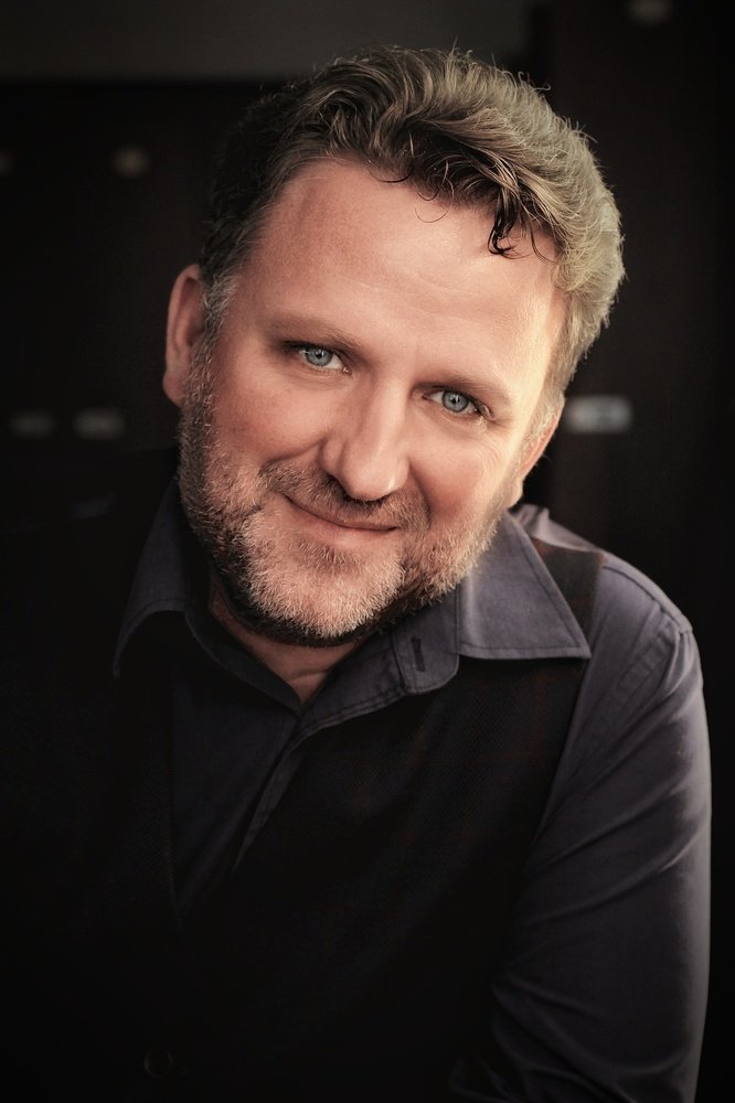 Человек настраивающий струны.