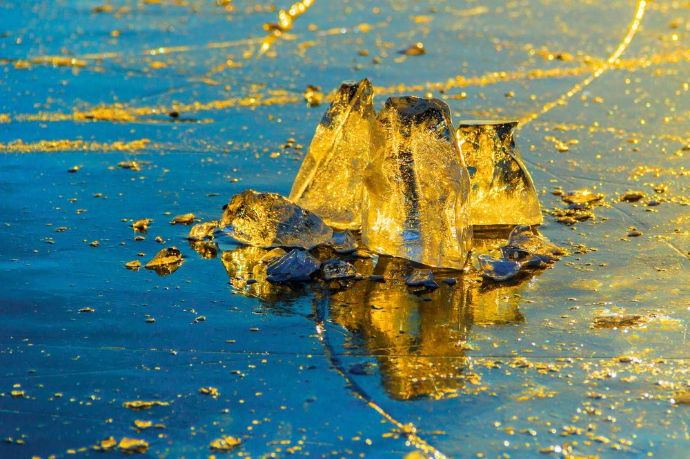 Янтарный лёд озера Байкал.