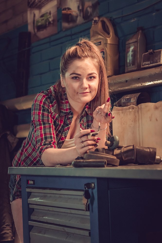 Катя на автосервисе.