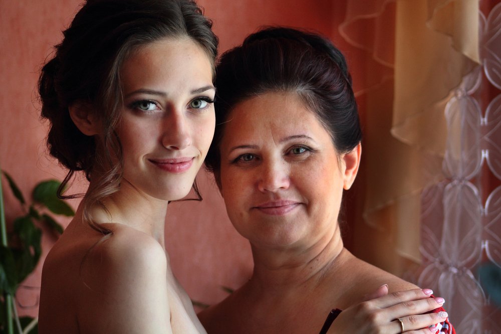 Связь поколений. Дочь и мать. Общая радость.