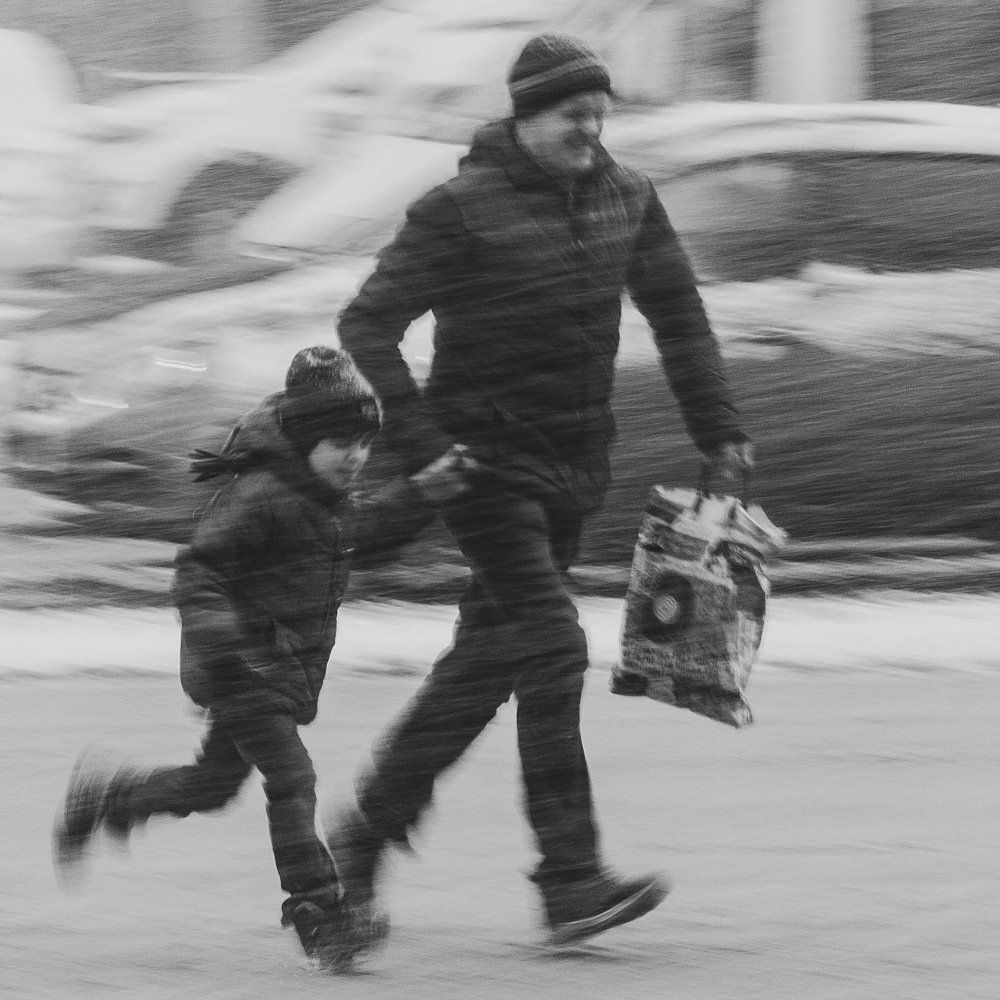 Снег идет. Мы с папой, бежим