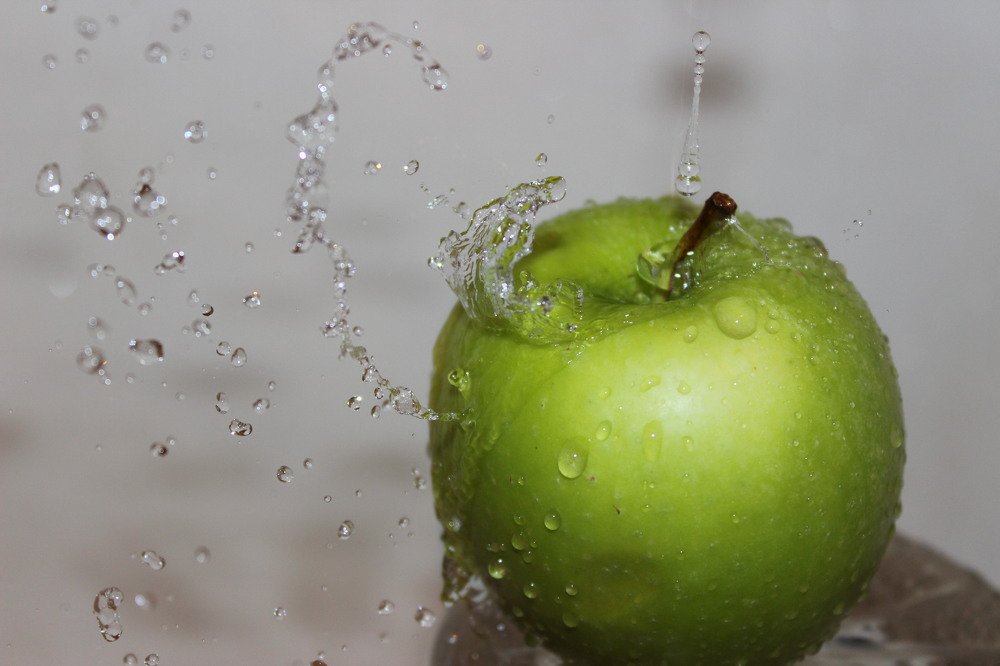 Отбивание воды о яблоко