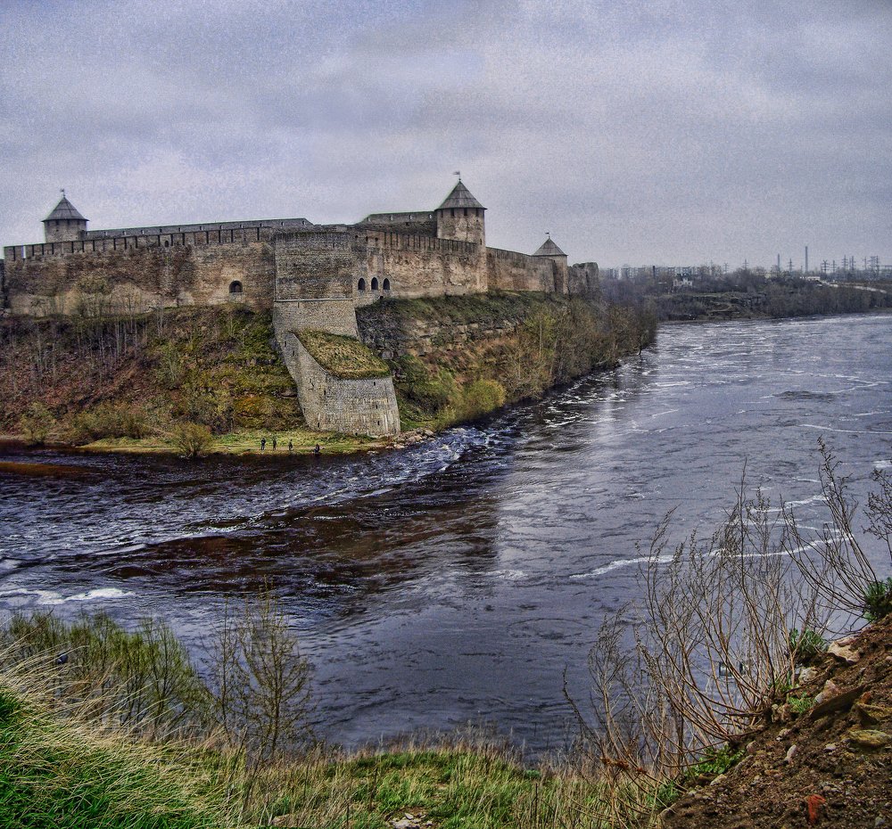 Суровые стены крепости