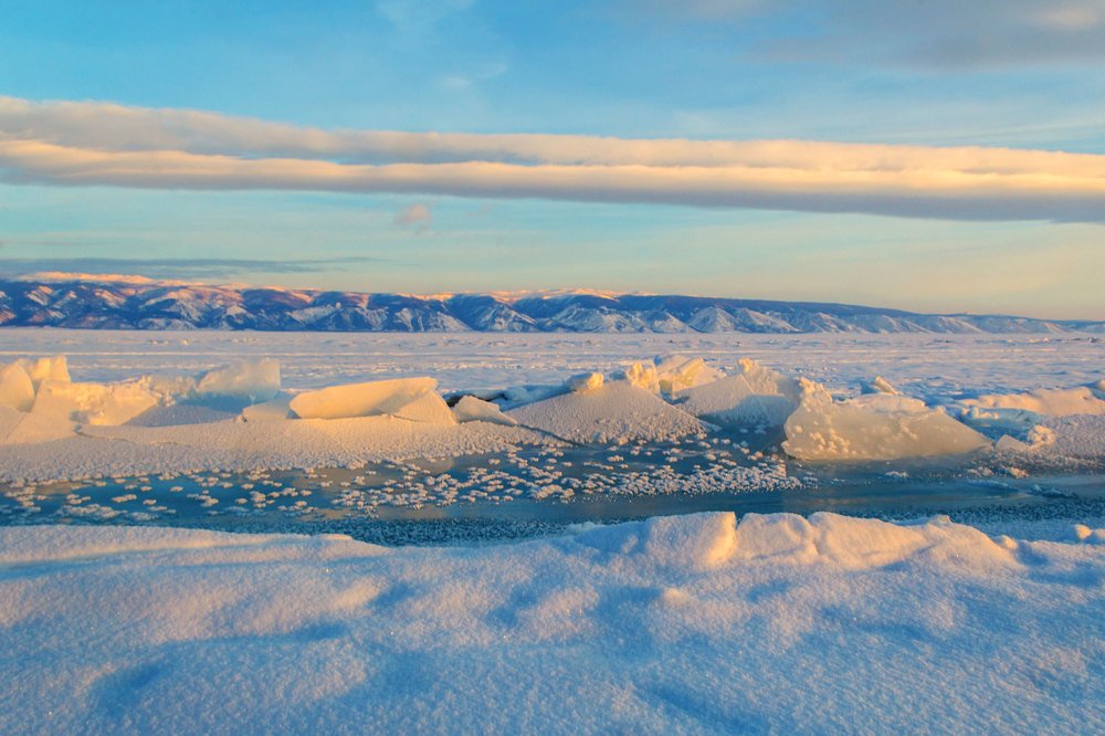 Зимнее утро на озере Байкал.