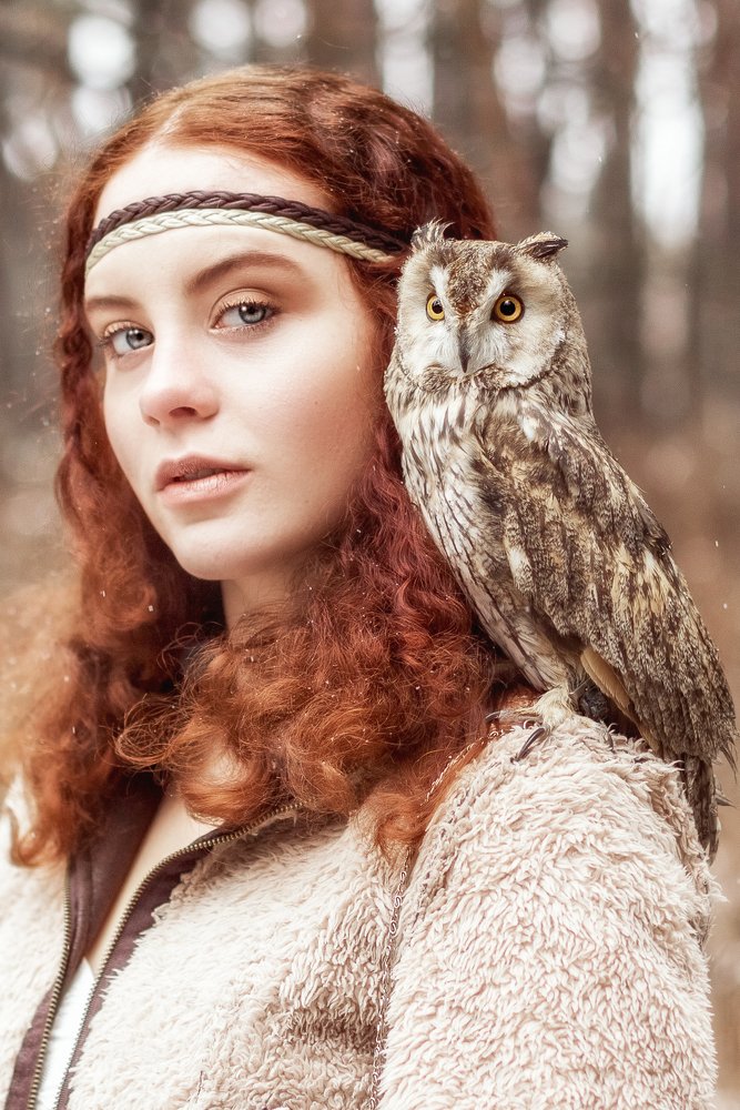 Афина в заснеженном лесу