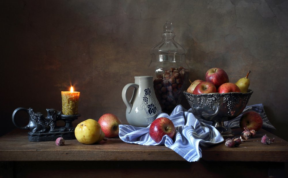 С фруктами и орехами.