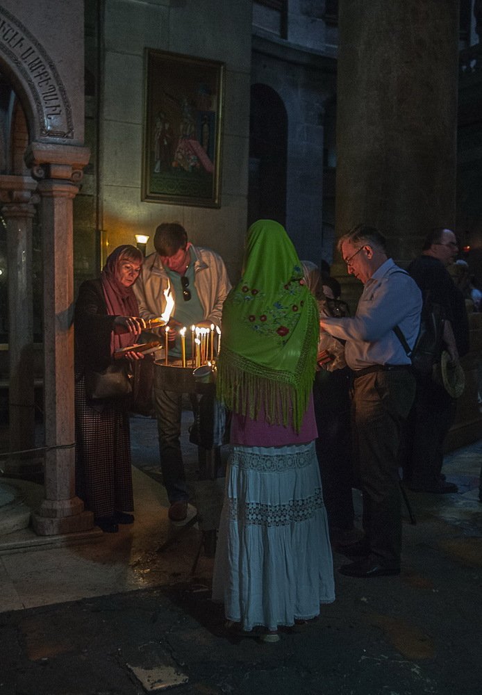 зажигая свечи