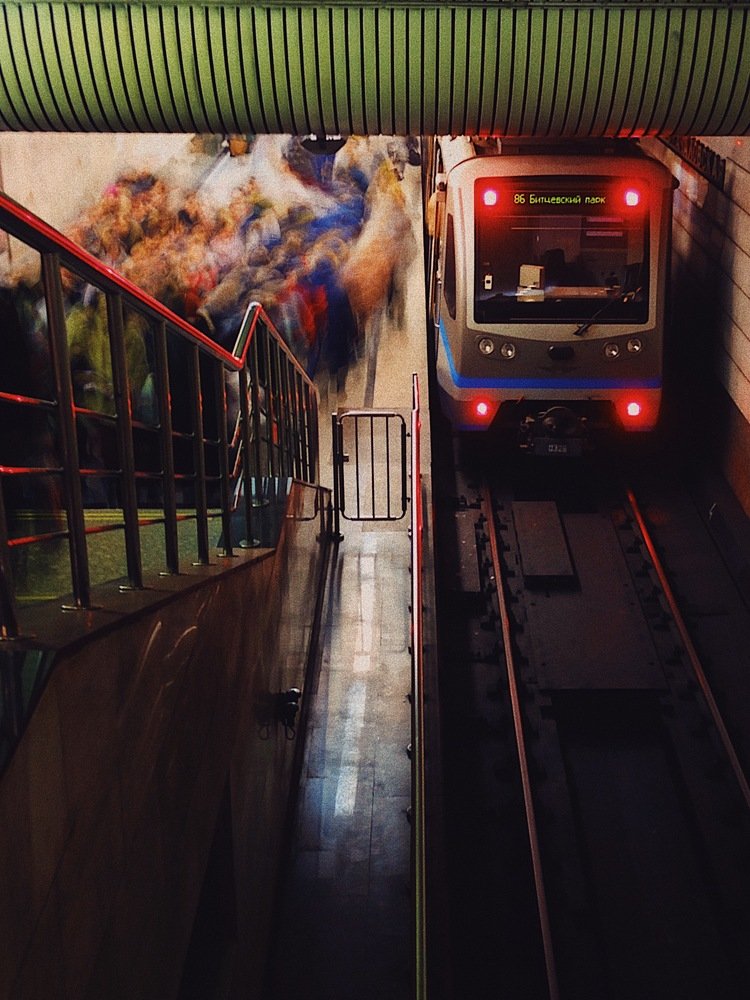 Москва. Метро. Поток людей.