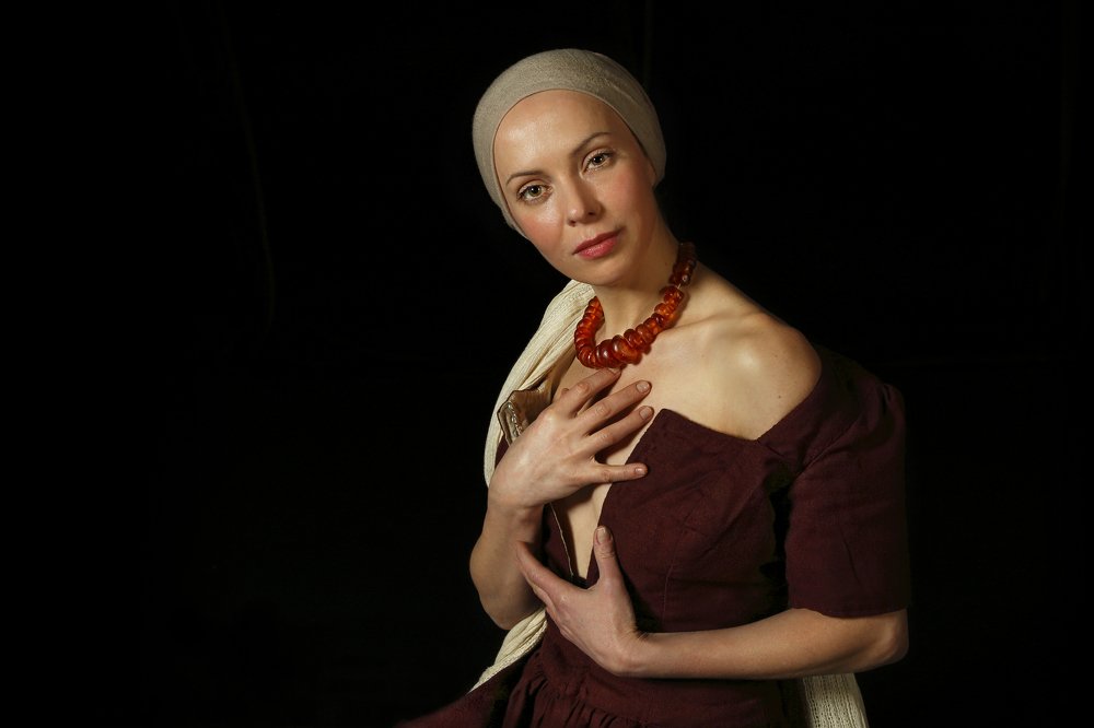 Девушка с янтарными бусами. Girl with an amber beads