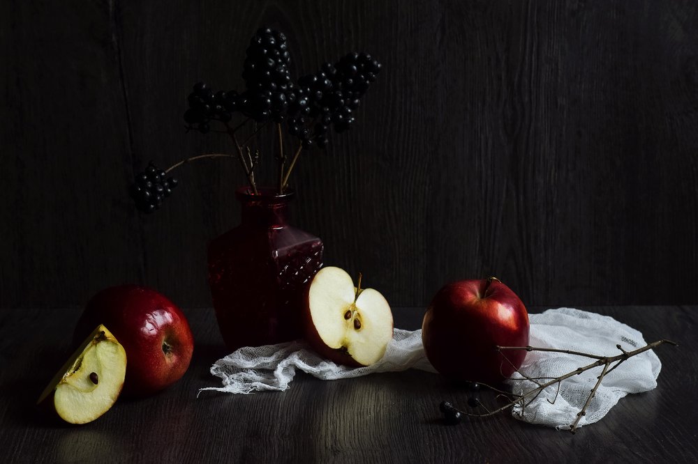 Натюрморт с яблоками