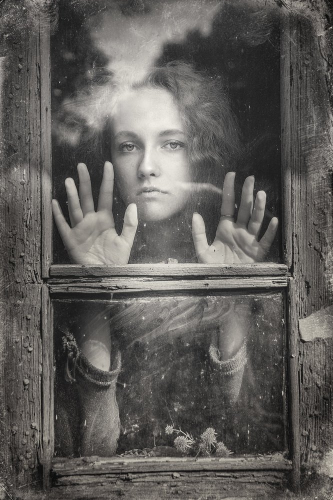 За стеклом...