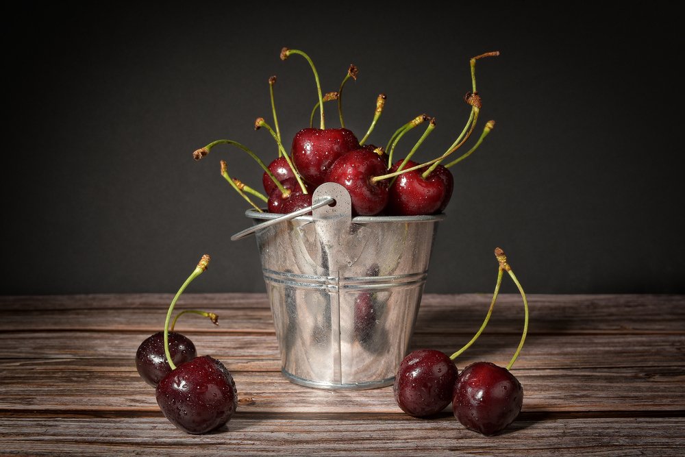 Ведерко с черешней