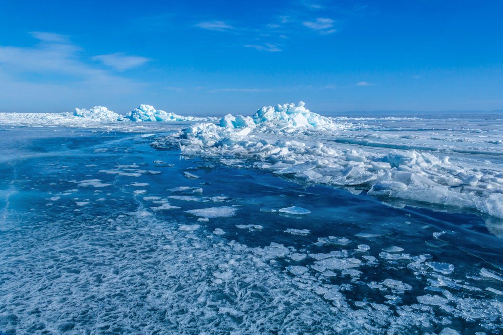Озеро Байкал весной.
