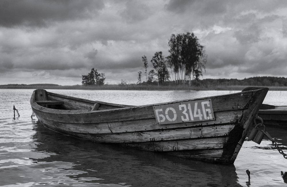 Лодка под хмурым небом.