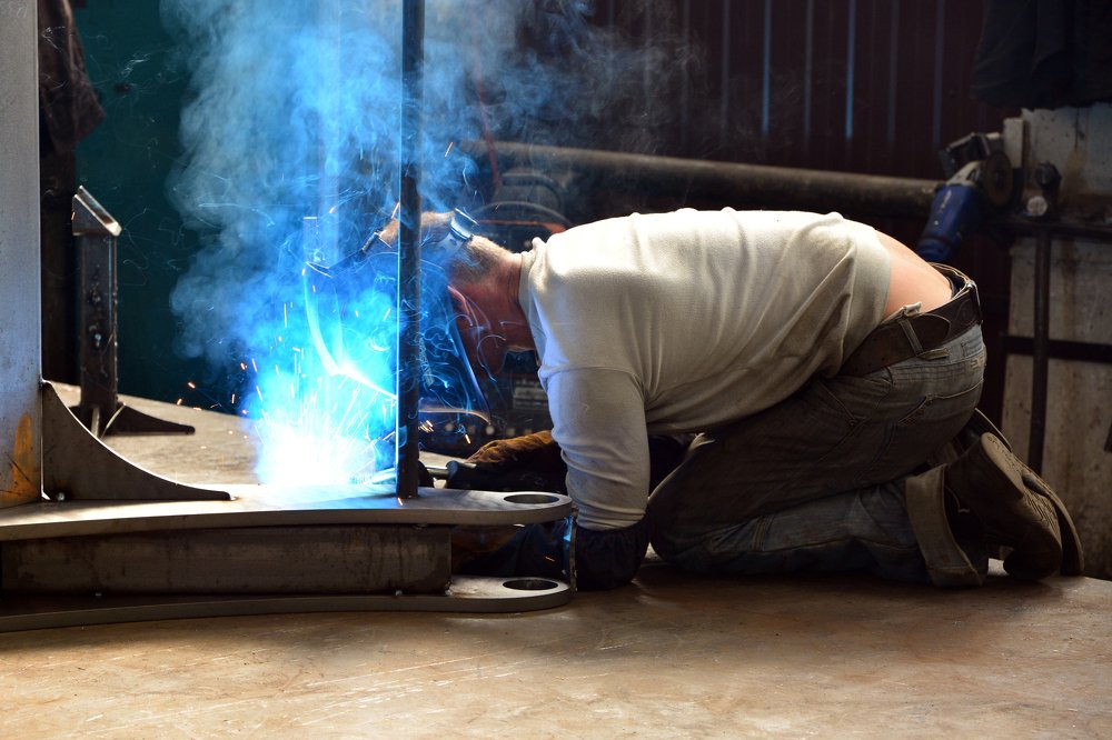 Свет сквозь черное стекло