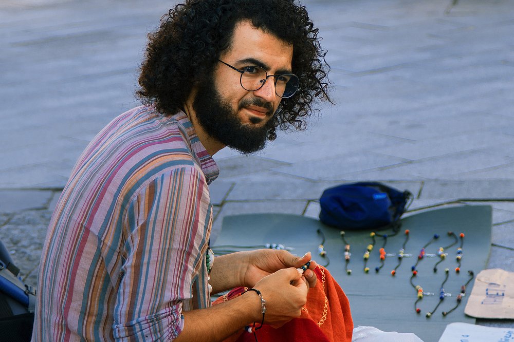 Продавец фенечек