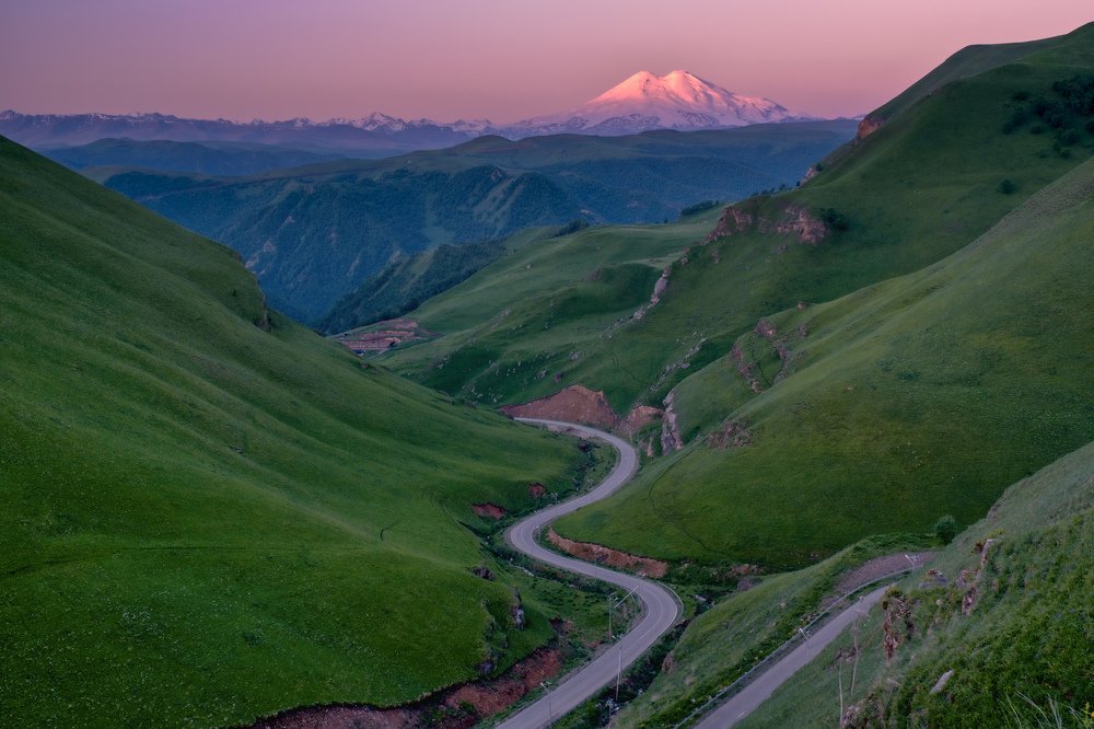 Эльбрус в утренних сумерках.