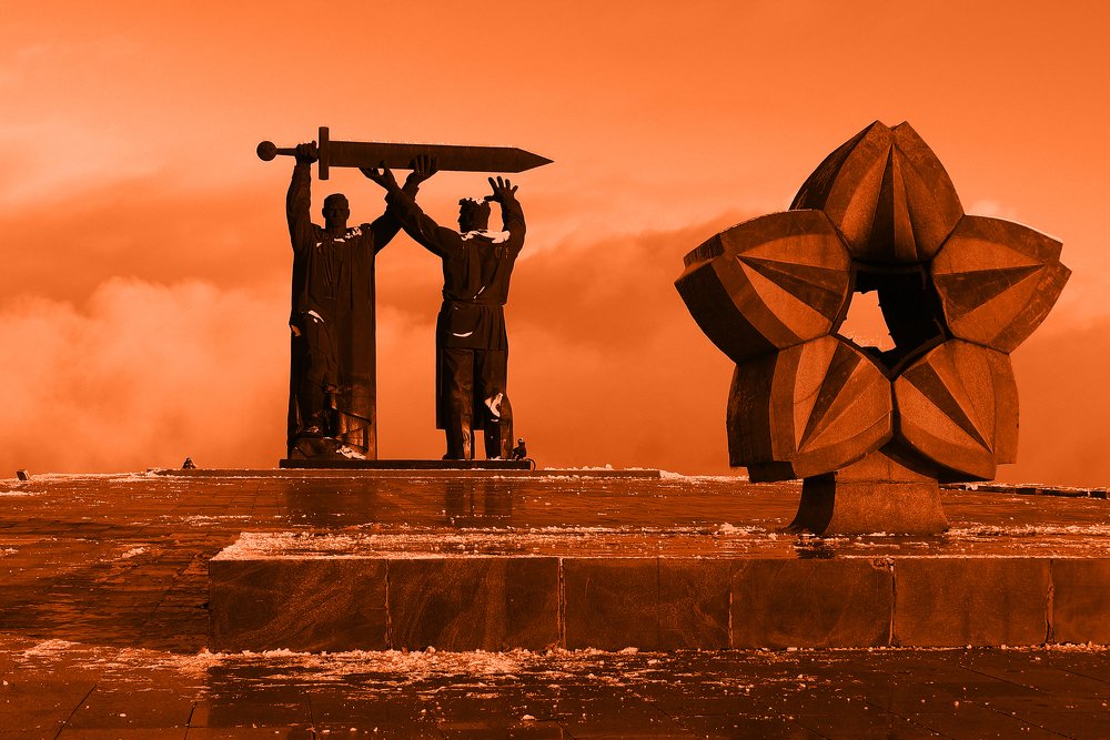 Монумент "Тыл-  фронту"