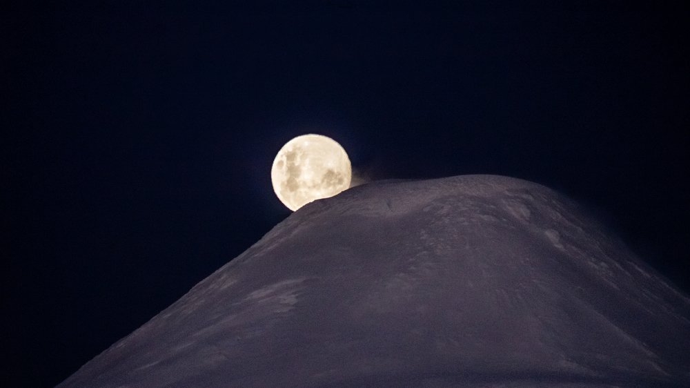 Salida de la luna llena en el Volcán Osorno