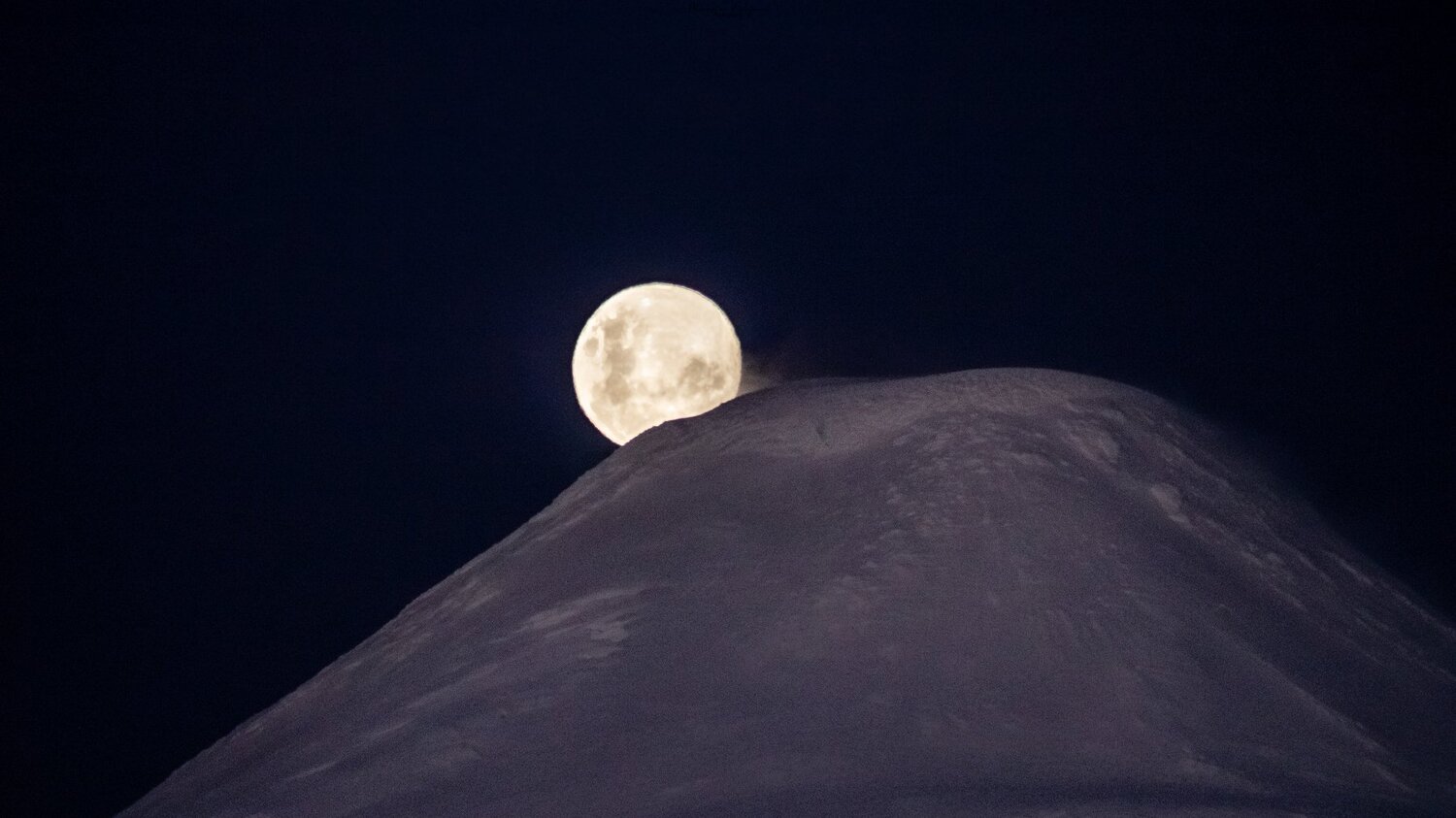 Salida de la luna llena en el Volcán Osorno