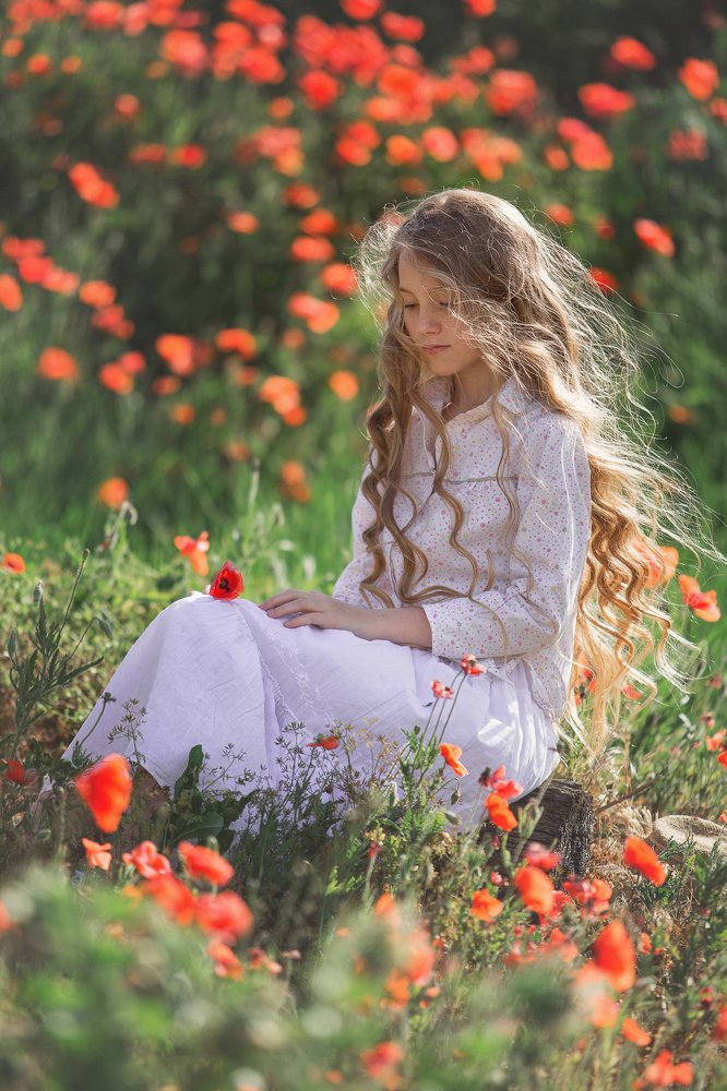 Девочка в маках.