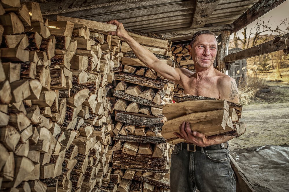 Портрет в жителя деревни в естественных условиях