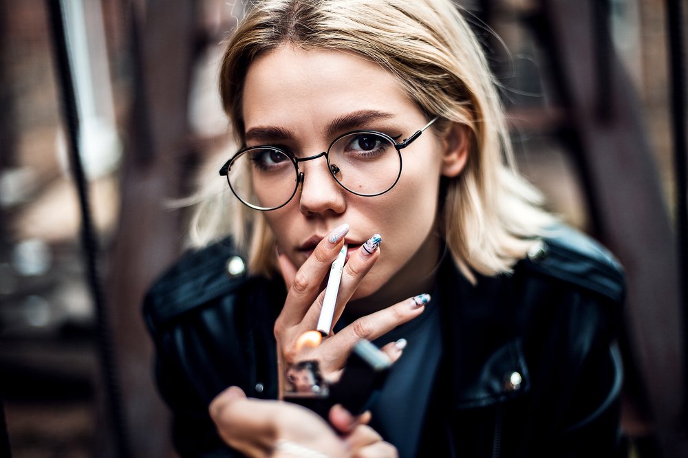 Девушка в очках