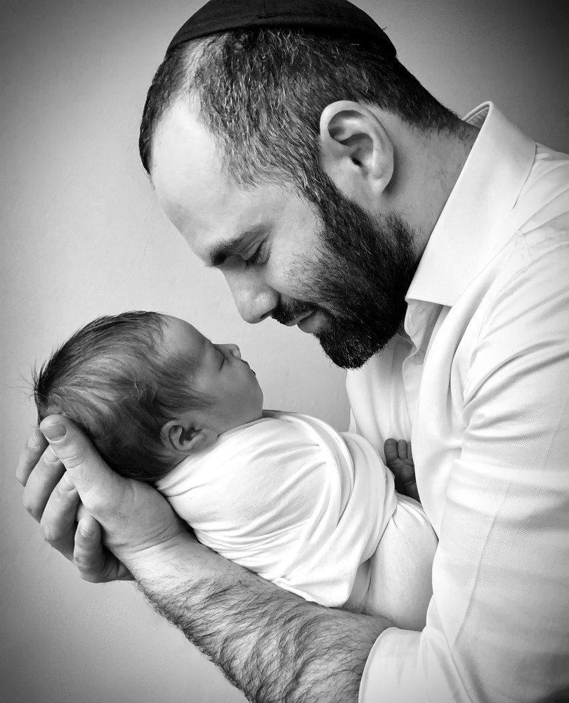 Папа и новорожденная дочь ❤️ (Father and newborn daughter)