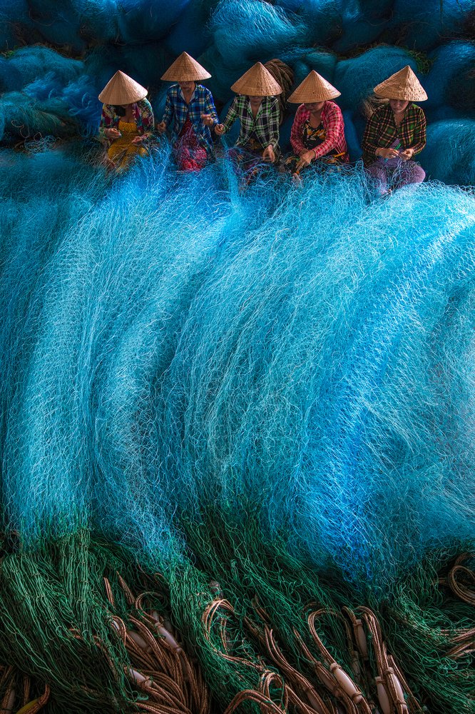 The blue fishnet workers