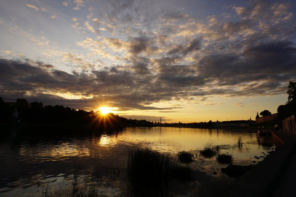 Закат над рекой