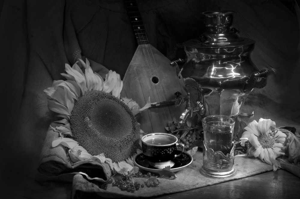 В чёрно-белых тонах.