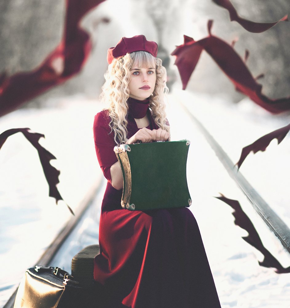 Опоздавшая девушка на поезд